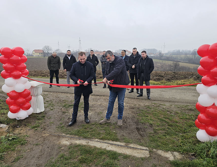 УГЉЕВИК, 22. ДЕЦЕМБРА /СРНА/ - У Угљевику је данас свечано пуштена у рад соларна електрана снаге два мегават часа инвеститора фирме "ВМР енерџи" из Рогатице која представља улагање више од 4,5 милиона КМ у зелену енергију, саопштено је из локалне управе.