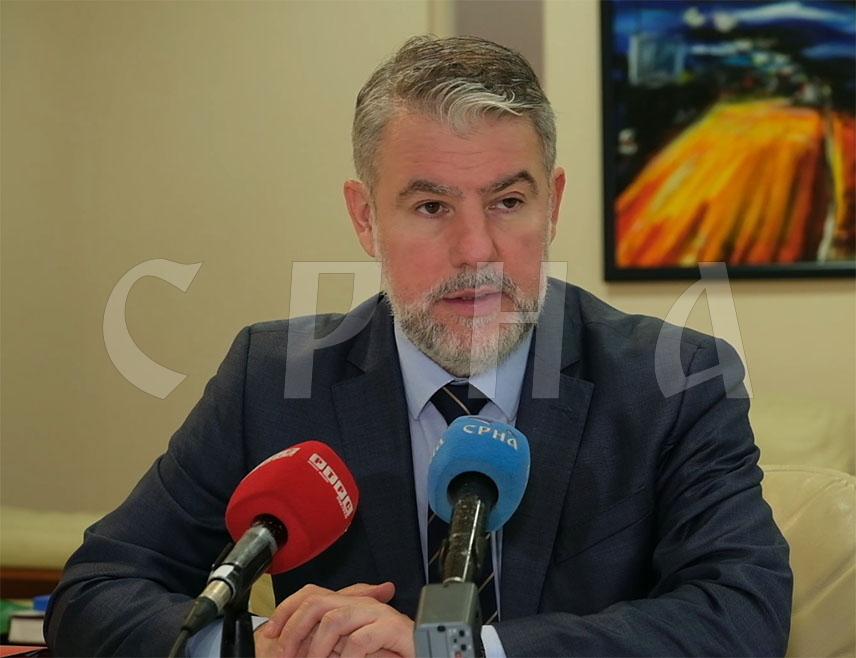 БАЊАЛУКА, 22. ДЕЦЕМБРА /СРНА/ - Министар здравља и социјалне заштите Републике Српске Ален Шеранић изјавио је да је неопходно сагледати реалне могућности за ново повећање плата здравствених радника које је потребно.