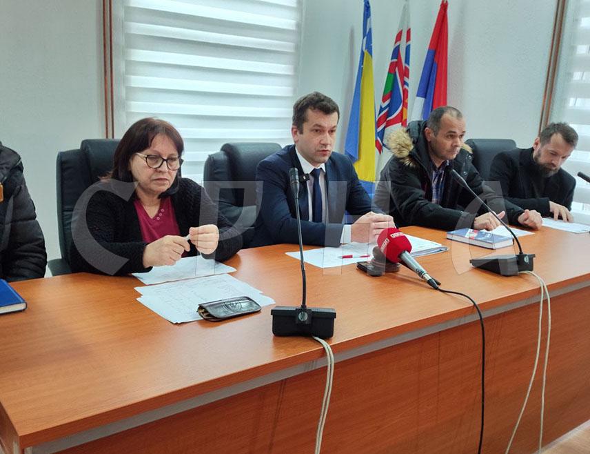 СРЕБРЕНИЦА, 22. ДЕЦЕМБРА /СРНА/ - Начелник општине Сребреница Милош Вучић изјавио је да је у овој години враћено око три милиона општинских дуговања од укупно 5,5 милиона КМ која је наслиједио приликом преузимања дужности у новембру прошле године.