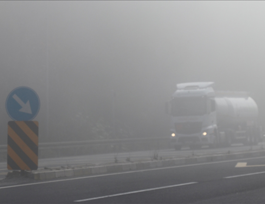 БАЊАЛУКА, 23. ДЕЦЕМБРА /СРНА/ - У Републици Српској и Федерацији БиХ /ФБиХ/ магла и ниска облачност смањују видљивост и успоравају вожњу у котлинама и
преко планинских превоја, саопштио је Ауто-мото савез /АМС/ Републике Српске.