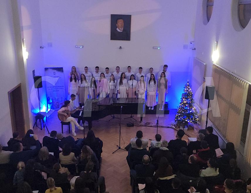 ПРЊАВОР, 23. ДЕЦЕМБРА /СРНА/ - Ученици средње Музичке школе "Константин Бабић" из Прњавора одржали су хуманитарни концерт и прикупили 2.304 КМ, које су уручили породици из Доњих Вијачана.