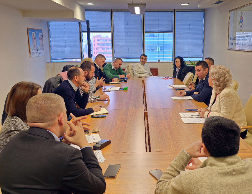 БАЊАЛУКА, 23. ДЕЦЕМБРА /СРНА/ - Министар трговине и туризма Републике Српске Денис Шулић и представници Привредне коморе, трговаца и трговачких ланаца који послују у Српској разговарали су данас о кампањи "Друштвено одговорни" и бољем пласману и промоцији домаћих производа у домаћим трговачким ланцима у оквиру кампање "Наше је боље".