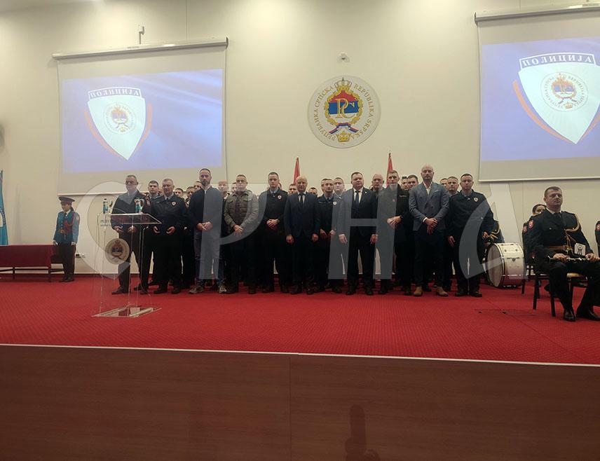 БАЊАЛУКА, 23. ДЕЦЕМБРА /СРНА/ - Тридесет и шест полицијских службеника Министартва унутрашњих послова /МУП/ Републике Српске протекле године исказали су висок степен професионалности и пожртвованости у спашавању људских живота и посебну хуманост током обављања послова и задатака, те су им данас у Бањалуци уручене захвалнице.