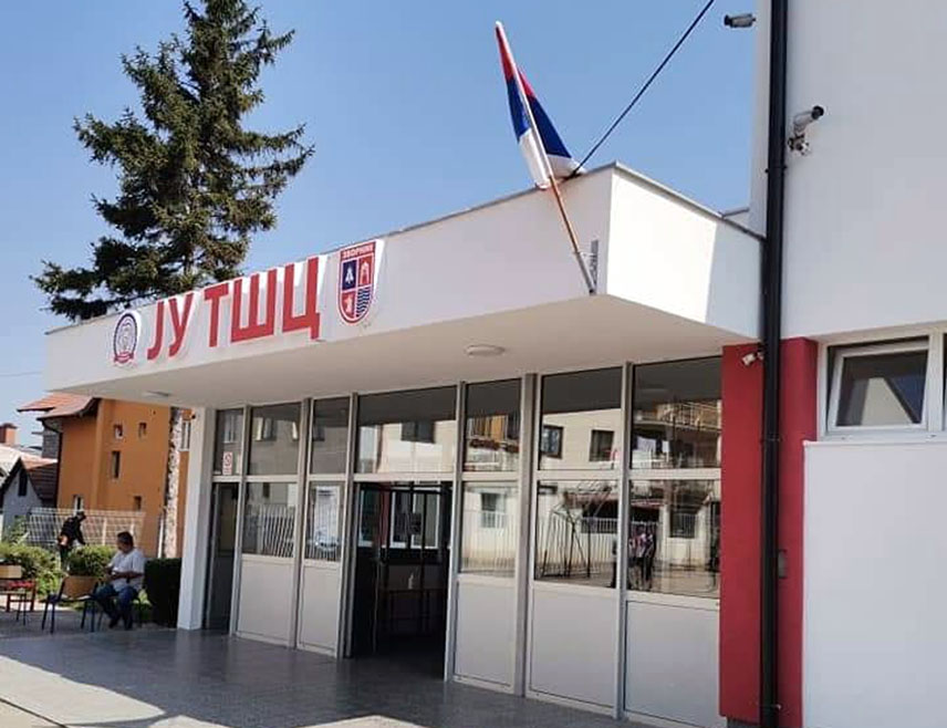 ЗВОРНИК, 23. ДЕЦЕМБРА /СРНА/ - Руководство Техничког школског центра из Каракаја код Зворника саопштило је да ће бити изречене адекватне васпитно-дисциплинске мјере због инцидента у којем су учествовала два пунољетна ученика код школске капије.