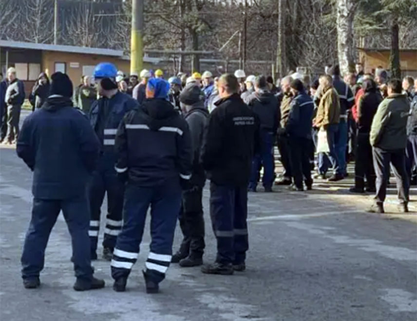 ЛУКАВАЦ, 23. ДЕЦЕМБРА /СРНА/ - Радници "Коксаре" Лукавац у стечају напустили су радна мјеста, а коксне пећи тренутно су без надзора, саопштено је из синдиката овог предузећа, који упозорава да ширем подручју пријети еколошка катастрофа уколико се надлежне институције хитно не укључе у рјешавање проблема.