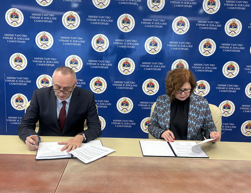 БАЊАЛУКА, 23. ДЕЦЕМБРА /СРНА/ - Министри управе и локалне самоуправе Републике Српске Сенка Јујић и рада и борачко-инвалидске заштите Данијел Егић потписали су данас Споразум о електронској размјени података који ће омогућити редовну провјеру животног статуса корисника новчаних примања из области борачко-инвалидске и заштите цивилних жртава рата.