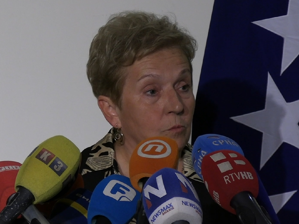 САРАЈЕВО, 23. ДЕЦЕМБРА /СРНА/ - Шеф Клуба делегата хрватског народа у Дому народа Марина Пендеш изјавила је да делегат Желимир Нешковић већ неколико сједница са својим колегама блокира рад Дома тиме што предлаже тачке дневног реда мимо Пословника о раду.