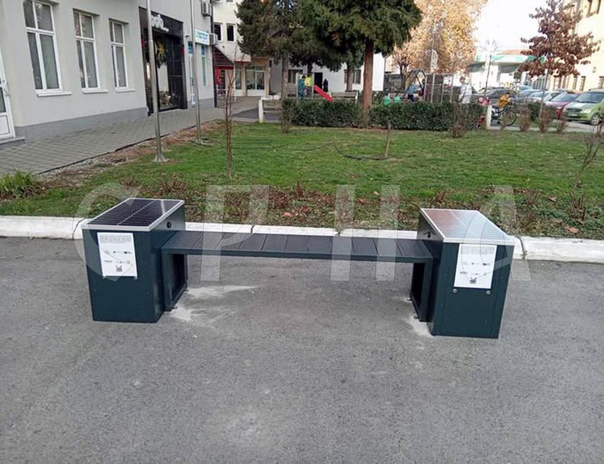БРАТУНАЦ, 23. ДЕЦЕМБРА /СРНА/ - На Тргу Милоша Обилића у Братунцу данас је постављена прва соларна клупа, чиме је направљен мали искорак ка унапређењу јавног простора и кориштењу обновљивих извора енергије.