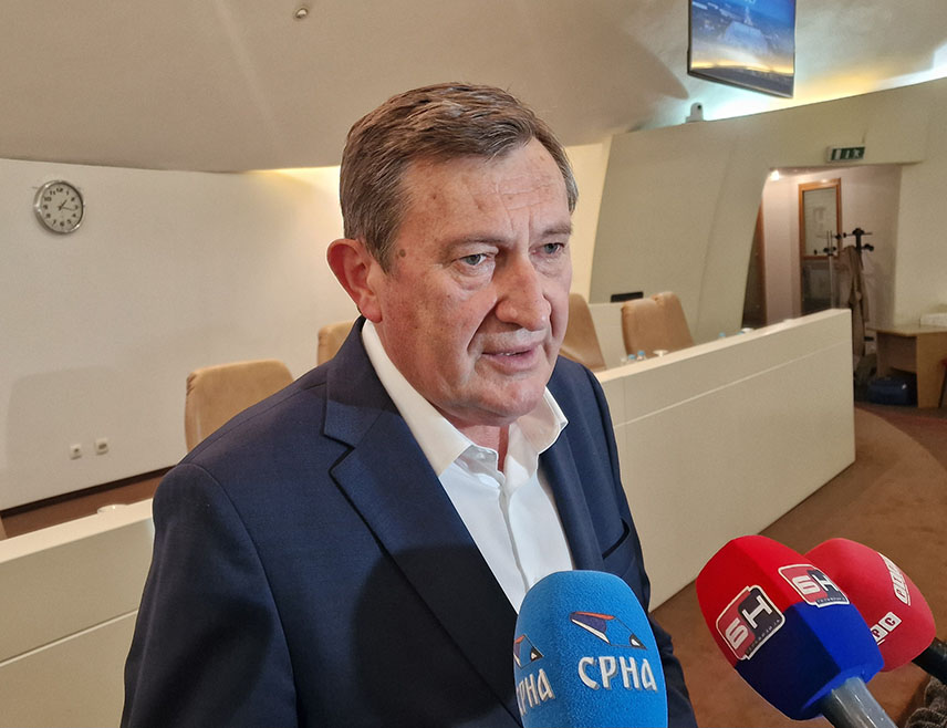 БАЊАЛУКА, 23. ДЕЦЕМБРА /СРНА/ - Министар привреде и предузетништва Републике Српске Војин Митровић рекао је да је закон о јавним предузећима урађен на најбољи могући начин, као и да је похвале за напредак Министарство добило и од неких свјетских институција.