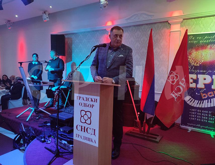 ГРАДИШКА, 23. ДЕЦЕМБРА /СРНА/ - Предсједник СНСД-а Милорад Додик изјавио је вечерас да СНСД води одговорну политику и да има подршку народа.