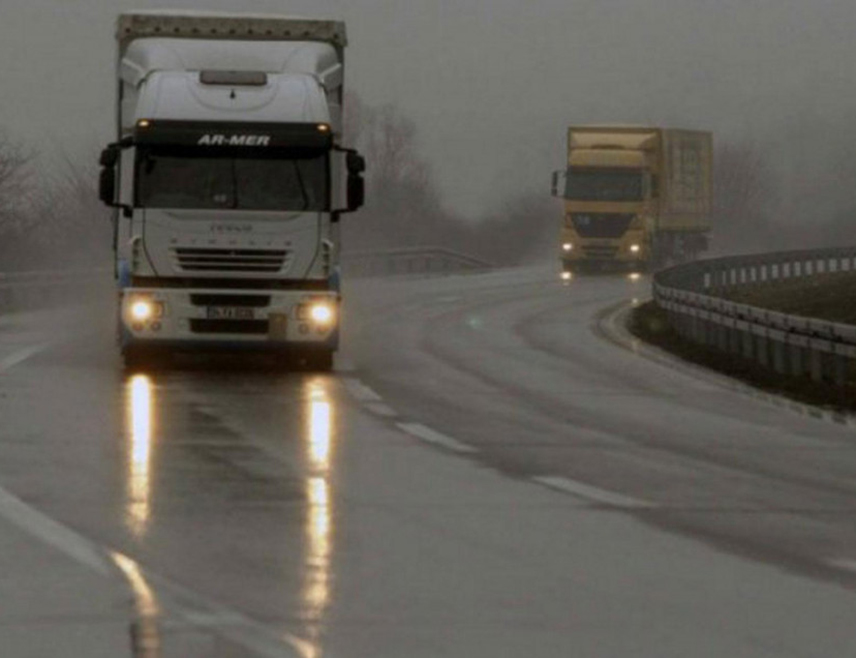 БАЊАЛУКА, 24. ДЕЦЕМБРА /СРНА/ - У Републици Српској и Федерацији БиХ /ФБиХ/ током ноћи је почео падати снијег, али се за сада не задржава на коловозу.