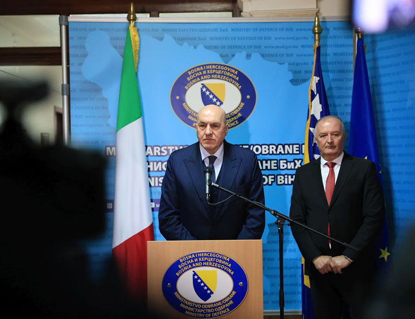 САРАЈЕВО, 24. ДЕЦЕМБРА /СРНА/ - Безбједност и стабилност западног Балкана саставни је дио безбједности и стабилности Европе, па је зато улазак БиХ у ЕУ јако важан и за Италију, која то подржава присуством италијанског контингента у Мисији "Алтеа" и путем Амбасаде у Сарајеву, поручио је италијански министар одбране Гвидо Крозето.