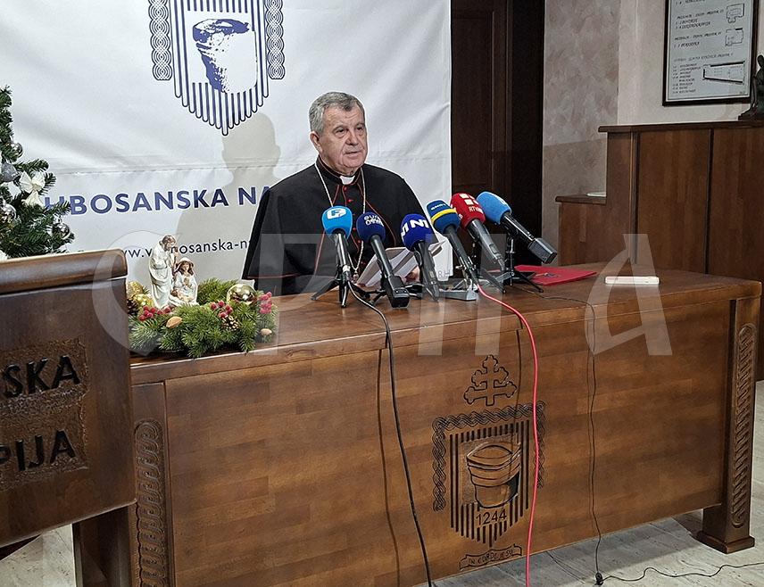 САРАЈЕВО, 24. ДЕЦЕМБРА /СРНА/ - Надбискуп врхбосански Томо Вукшић честитао је Божић вјерницима који овај празник славе по грегоријанском календару, пожељевши им миран и благословен сваки дан у новој 2026. години.