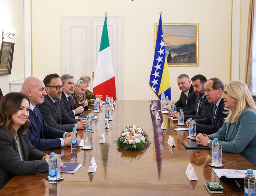 САРАЈЕВО, 24. ДЕЦЕМБРА /СРНА/ - Српски члан Предсједништва БиХ Жељка Цвијановић оцијенила је данас у Сарајеву у разговору са министром одбране Италије Гвидом Крозетом да је крајње вријеме да се БиХ врати својим народима и институцијама, а да се одбаци страни интервенционизам и уклоне његове штетне посљедице.