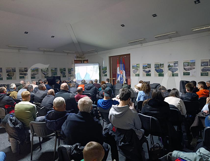 МРКОЊИЋ ГРАД, 24. ДЕЦЕМБРА /СРНА/ - У Мркоњић Граду вечерас је приказан документарни филм редитеља Слободана Симојловића и сценаристе Сњежана Лаловића "Прича поносног пука" и представљена књига Горана Латиновића "Заштитни пук Главног штаба Војске Републике Српске /1992-1995/" о једној од најелитнијих јединица - 65. заштитном моторизованом пуку Главног штаба ВРС.