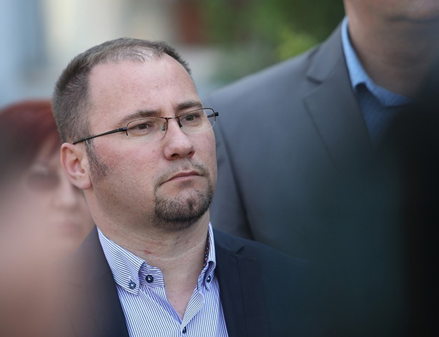 БАЊАЛУКА, 25. ДЕЦЕМБРА /СРНА/ - Одборник ДЕМОС-а у бањалучкој Скупштини Боран Босанчић рекао је да градски парламент мора да без политикантства приступи рјешењу проблема загађеног ваздуха у граду и позвао одборнике да здравље грађана ставе испред дневнополитичких интереса.