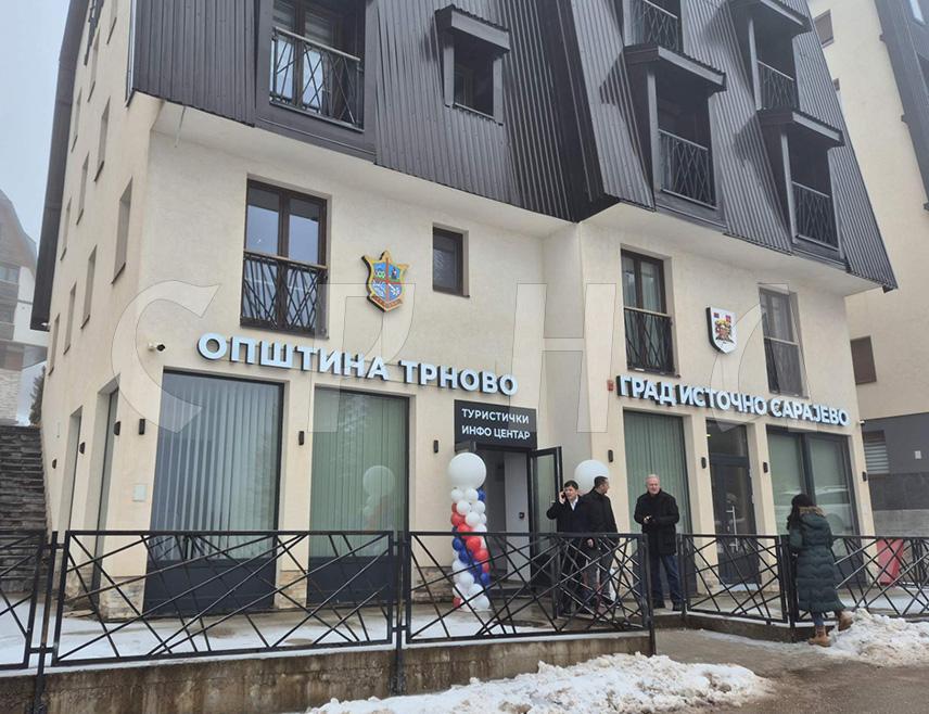 ЈАХОРИНА, 25. ДЕЦЕМБРА /СРНА/ - На дијелу Јахорине који припада општини Трново данас је отворено ново клизалиште, као и просторије Туристичко-информативног центра ове општине у којем ће туристи и власници објеката моћи да добију све потребне информације.