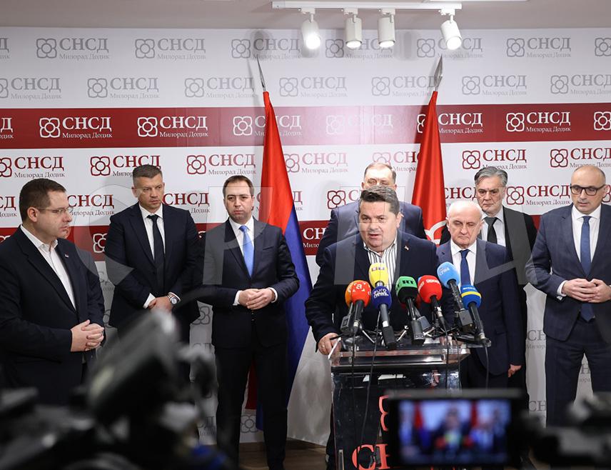 БАЊАЛУКА, 25. ДЕЦЕМБРА /СРНА/ - Предсједник Уједињене Српске Ненад Стевандић рекао је да ће владајућа коалиција након одлуке ЦИК-а БиХ о поништавању избора на појединим бирачким мјестима још озбиљније узвратити и неће дозволити да неко мијења вољу бирача.