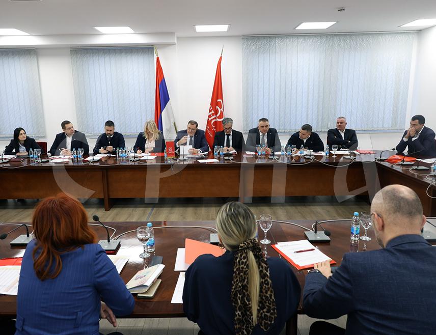 БАЊАЛУКА, 25. ДЕЦЕМБРА /СРНА/ - У Бањалуци је почела сједница Извршног комитета СНСД-а којој предсједава лидер странке Милорад Додик.