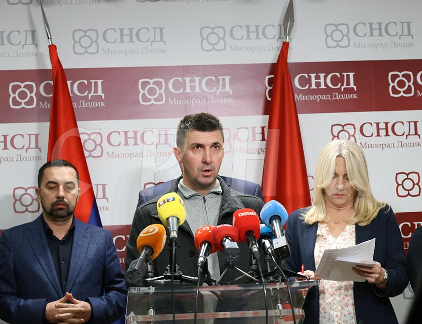 BANJA LUKA, DECEMBER 25 /SRNA/ – Secretary of the Bratunac Municipal Board of SNSD Ninko Tešić said that the repeated elections at all 13 polling stations in Bratunac will result in an even larger margin in favor of the ruling coalition's candidate for President of Republika Srpska Siniša Karan, thereby demonstrating the true will of the people.