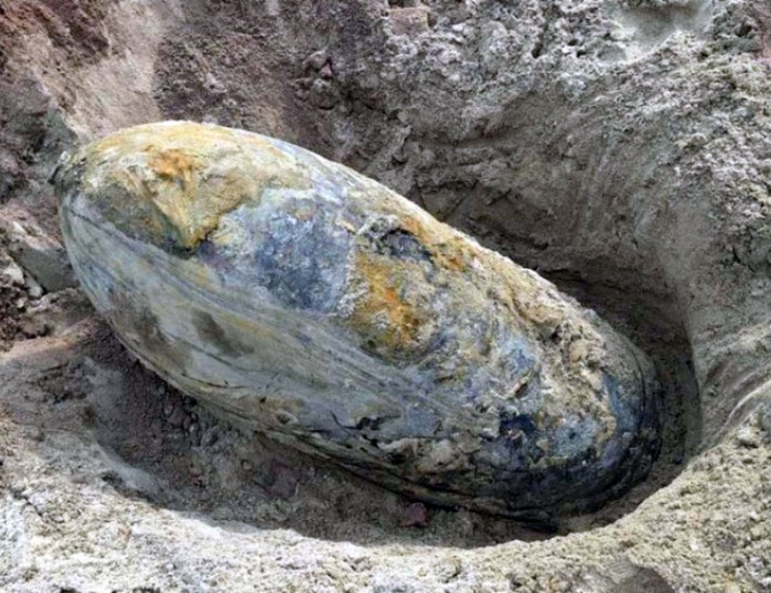 БЕОГРАД, 26. ДЕЦЕМБРА /СРНА/ - Заостала бомба из Другог свјетског рата поново је пронађена у Београду на води, у близини Тржног центра "Галерија", али грађани немају разлога за забринутост, рекао је министар унутрашњих послова Ивица Дачић.