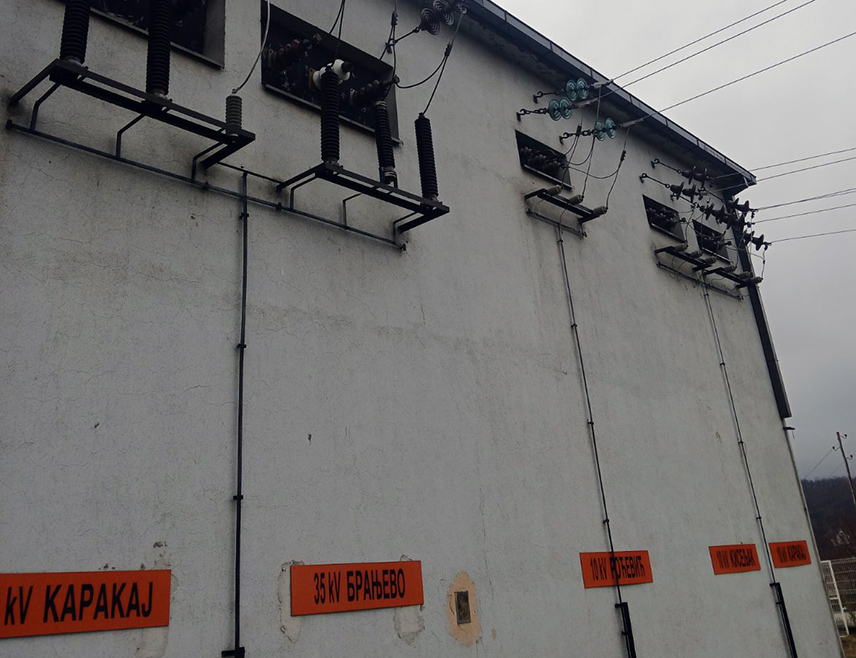 БИЈЕЉИНА, 26. ДЕЦЕМБРА /СРНА/ - Због интервентне санације крова на објекту трафо станице "Козлук" сутра ће без електричне енергије бити 3.000 потрошача у дијелу Подриња, најављено је из "Електро-Бијељине".