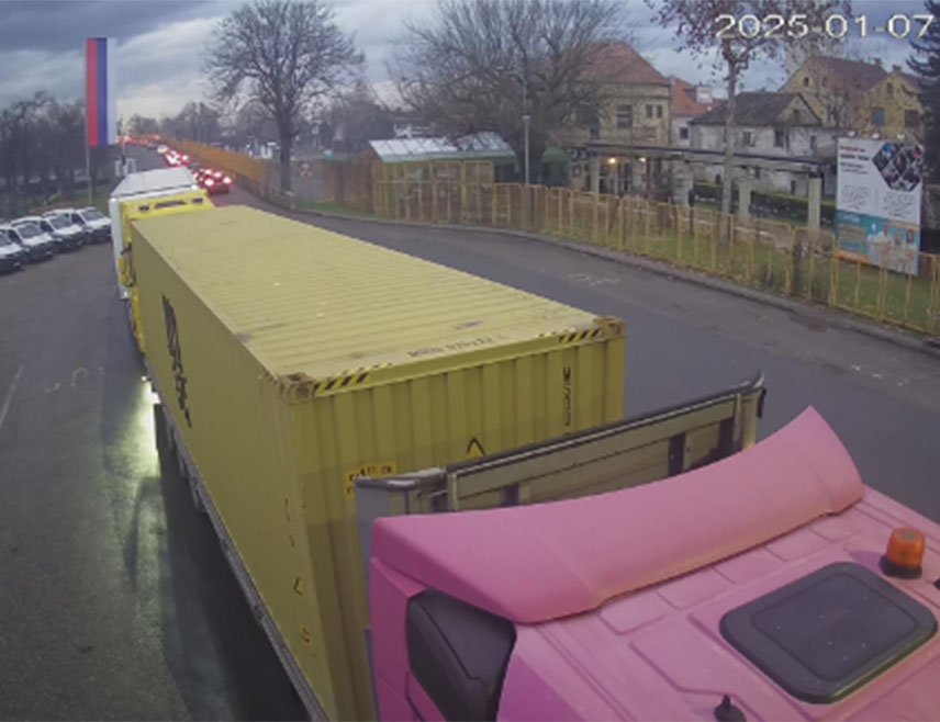 БАЊАЛУКА, 26. ДЕЦЕМБРА /СРНА/ - На граничним прелазима Градишка и Градина појачана је фреквенција возила на улазу у БиХ, док на осталим граничним прелазима задржавања нису дужа од 30 минута, саопштено је из Ауто-мото савеза Републике Српске.