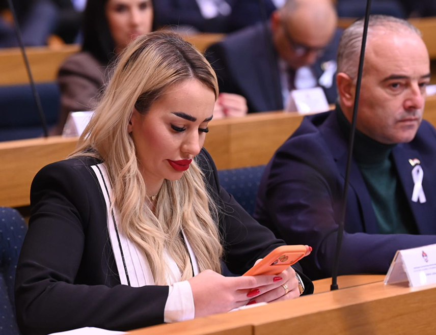 БАЊАЛУКА, 26. ДЕЦЕМБРА /СРНА/ - Посланик Уједињене Српске у Народној скупштини Републике Српске Николина Шљивић поручила је да ће предузети одговарајуће правне радње против медија који су износили нетачне и непровјерене информације о њој, те водили кампању која нема везе ни са професионалним, ни са основним људским достојанством.