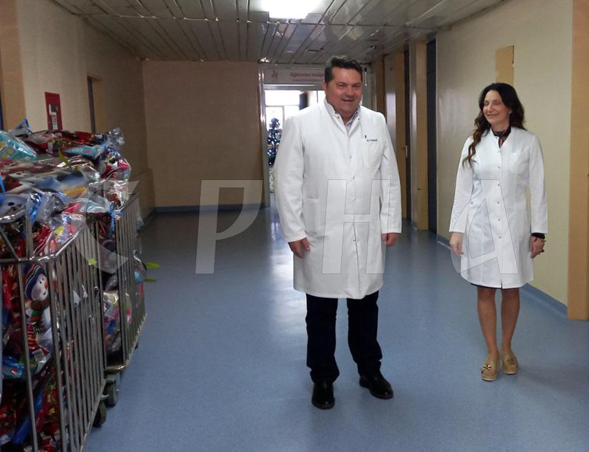 БАЊАЛУКА, 26. ДЕЦЕМБРА /СРНА/ - Предсједник Народне скупштине Републике Српске Ненад Стевандић подијелио је новогодишње пакетиће за 140 дјеце која се лијече у Клиници за дјеције болести Универзитетског клиничког центра Републике Српске.