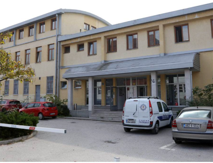 ИСТОЧНО САРАЈЕВО, 26. ДЕЦЕМБРА /СРНА/ - Основни суд у Власеници потврдио је оптужницу против мушкарца чији су иницијали А.Ц. због психичког и физичког напада на полицијског службеника на Хан Пијеску, саопштено је из Окружног јавног тужилаштва у Источном Сарајеву.