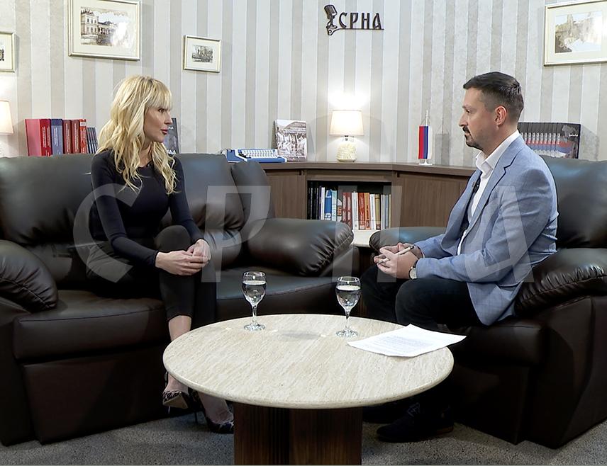 БАЊАЛУКА, 26. ДЕЦЕМБРА /СРНА/ – Српска глумица Ива Штрљић изјавила је Срни да је улога јавних личности у хуманитарним акцијама изузетно значајна, те да се увијек пуног срца одазива позивима који носе племениту и искрену намјеру, због чега је без размишљања дошла у Бањалуку поводом донаторске вечери "С љубављу храбрим срцима", посвећене помоћи дјеци и младима са сметњама у развоју.