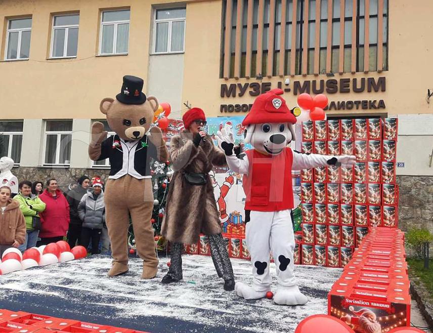 ФОЧА, 26. ДЕЦЕМБРА /СРНА/ - Најмлађи Фочаци прославили су данас дјечију Нову годину уз игру и пјесму са пјевачицом Тијаном Дапчевић, а том приликом подијељено је 1.200 пакетића - за дјецу из овог мјеста узраста до петог разреда.