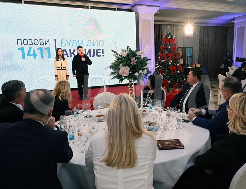 БАЊАЛУКА, 26. ДЕЦЕМБРА /СРНА/ - У сједиштву Владе Републике Српске завршено је донаторско вече "С љубављу храбрим срцима", а хуманитарни број 1411 за оснивање и опремање центара за специјалистичке социјалне услуге за дјецу и омладину са сметњама у развоју у Бањалуци, Дервенти и Фочи позван је 65.302 пута.