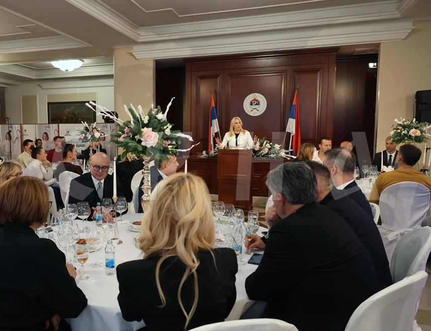 БАЊАЛУКА, 26. ДЕЦЕМБРА /СРНА/ - Српски члан Предсједништва БиХ Жељка Цвијановић изјавила је да је увијек поносна када је Република Српска организовала донаторско вече, јер је ријеч о мисији хуманости и солидарности у којој учествују сви - институције, грађани, заједно Република Српска и Србија.