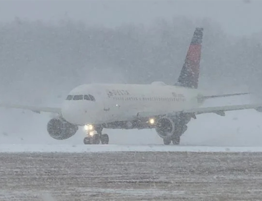 ЊУЈОРК, 27. ДЕЦЕМБРА /СРНА-Ројтерс/ - Зимска олуја са мјешавином снијега и леда погодила је сјевероисток САД, пореметивши авио-саобраћај послије празничног викенда.