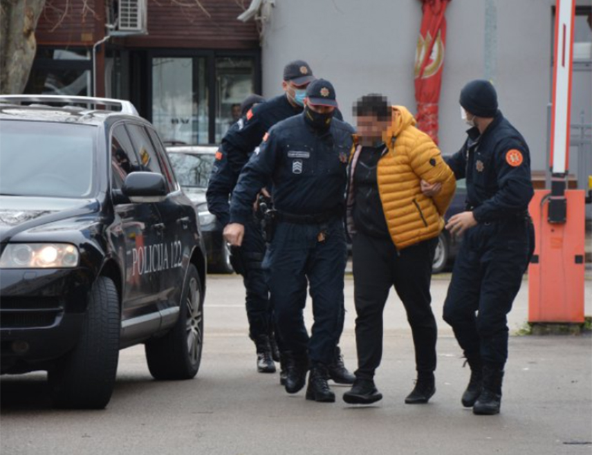 ПОДГОРИЦА, 27. ДЕЦЕМБРА /СРНА/ - Мушкарац из Никшића чији су иницијали З. М. ухапшен је због сумње да је за новац покушао да превезе пет држављана Јемена до границе Црне Горе са БиХ како би незаконито прешли гранични прелаз.