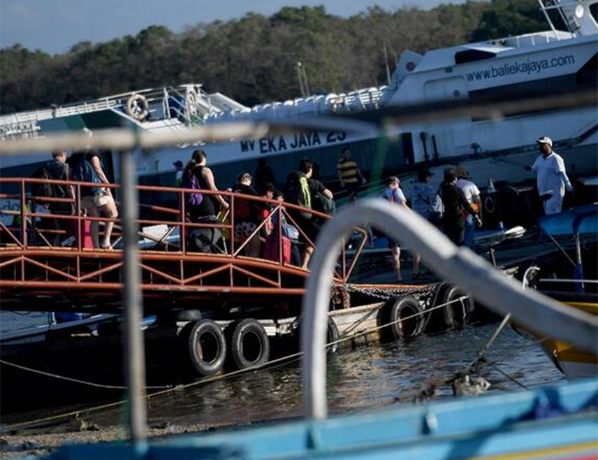 ЏАКАРТА, 27. ДЕЦЕМБРА /СРНА/ - Шпанска четверочлана породица нестала је након што је потонуо туристички брод у узбурканом мору у Индонезији, јавила је државна новинска агенција Антара.