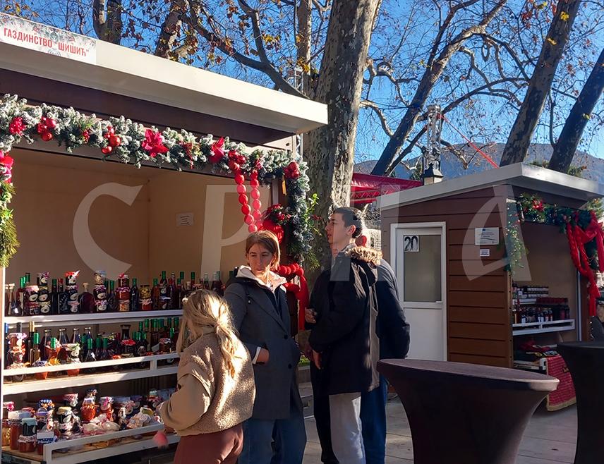 ТРЕБИЊЕ, 27. ДЕЦЕМБРА /СРНА/ - У Требињу је данас отворен новогодишњи и божићни базар на којем су домаћи излагачи представили производе, вина, рукотворине, дегустације, а приређен је и пригодан културно-забавни програм.