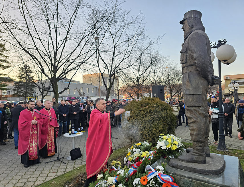 УГЉЕВИК, 27. ДЕЦЕМБРА /СРНА/ - У Угљевику је данас, поводом 23 године од погибије војводе Митра Максимовића Манде, служен помен испред спомен-бисте овом српском јунаку из Одбрамбено-отаџбинског рата, а одржана је и меморијална трка чији је старт био у Дворовима, на мјесту гдје је настрадао.