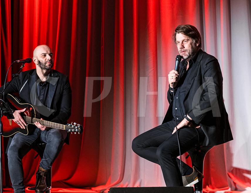 ПАЛЕ, 27. ДЕЦЕМБРА /СРНА/ - Новогодишњом вечери поезије и музике вечерас се паљанској публици представио пјесник Марко Милошевић, који је рекао да своје стваралаштво зове поезијом живота.