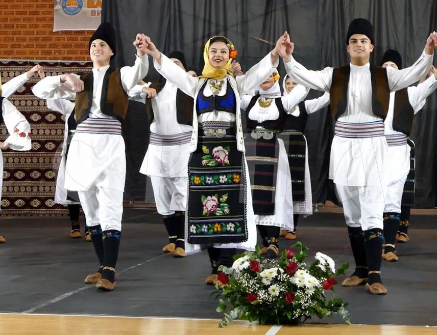 ВИШЕГРАД, 27. ДЕЦЕМБРА /СРНА/ – Културно-умјетничко друштво /КУД/ "Соко ХЕД" из Вишеграда је свечаним концертом "Срце нам је тамо гдје си ти" обиљежило још једну успјешну годину рада, као и сјећање на некадашњег кореографа Драгана Ђокића.