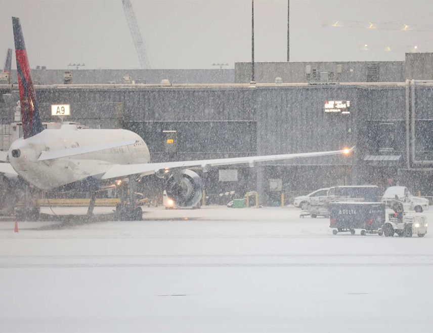 ЊУЈОРК, 28. ДЕЦЕМБРА /СРНА/ - У САД је усљед сњежних падавина отказано или одложено више од 10.000 летова, објављено је на порталу "Флајтавер".