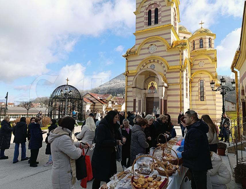 МРКОЊИЋ ГРАД, 28. ДЕЦЕМБРА /СРНА/ - Хуманитарна организација "Срби за Србе" данас је испред два храма у Мркоњић Граду организовала акцију "Крофне из блока" чији ће добровољни прилог бити прослијеђен за помоћ социјално угроженим породицама у Републици Српској.