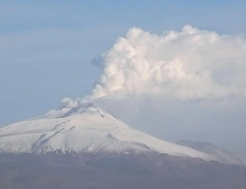 РИМ, 28. ДЕЦЕМБРА /СРНА/ - Вулкан Етна на Сицилији избацује лаву око 400 метара у небо формирајући стуб дима и пепела, саопштио је италијански Национални институт за геофизику и вулканологију.