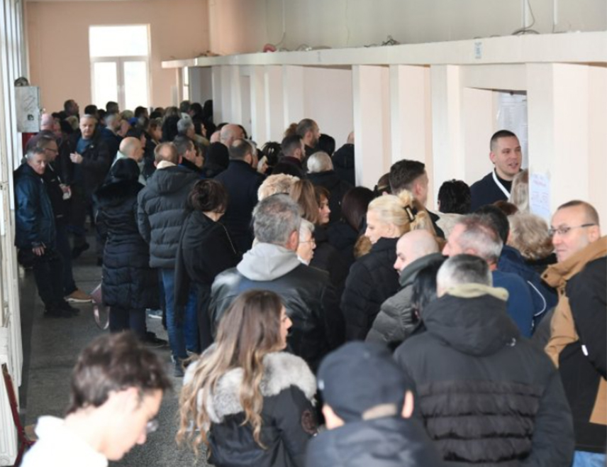 КОСОВСКА МИTРОВИЦА, 28. ДЕЦЕМБРА /СРНА/ - Бирачка мјеста на Косову и Метохији су затворена, а данашње ванредне парламентарне изборе обиљежила је велика излазност у српским срединама.