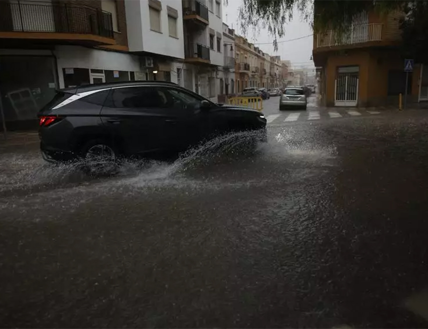 ВАЛЕНСИЈА, 28. ДЕЦЕМБРА /СРНА-Ројтерс/ - Једна особа је погинула, а двије су нестале у бујичним поплавама које су погодиле јужне и источне шпанске провинције.