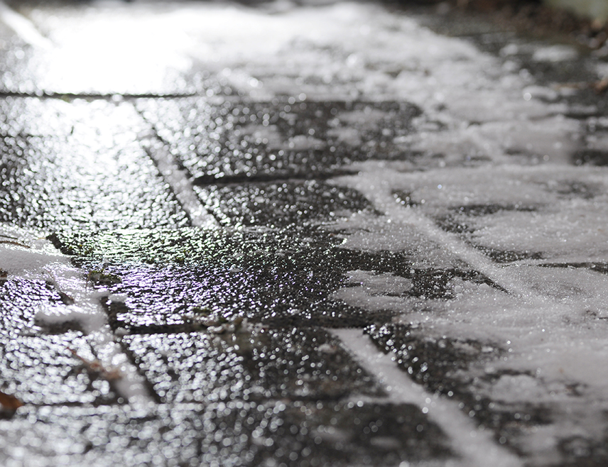 БИЈЕЉИНА, 29. ДЕЦЕМБРА /СРНА/ - Из Ауто-мото савеза /АМС/ Републике Српске упозоравају возаче на поледицу, посебно у вишим планинским предјелима и преко превоја, због ниске температуре и јаког мраза.