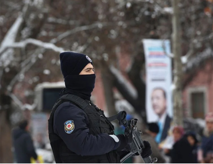 ИСТАНБУЛ, 29. ДЕЦЕМБРА /СРНА/ - Најмање тројица турских полицајаца погинула су у сукобу са терористима "Исламске државе" у Турској, изјавио је турски министар унутрашњих послова Али Јерликаја.