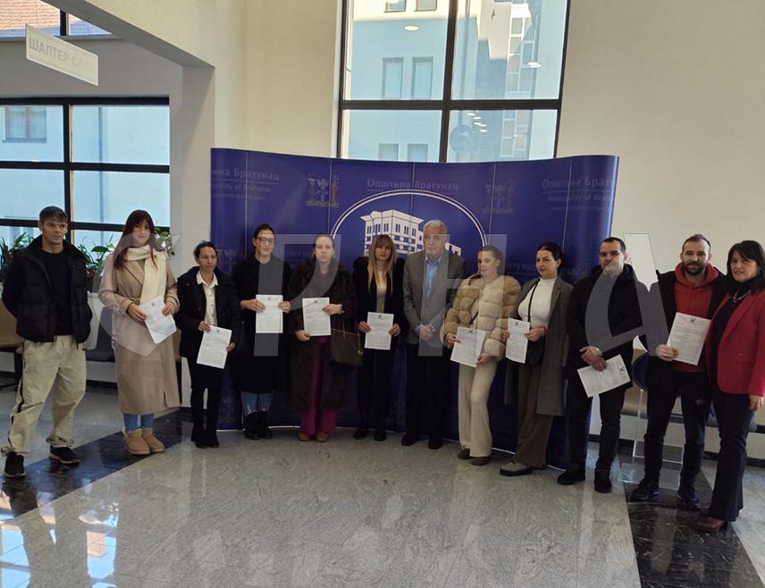 БРАТУНАЦ, 29. ДЕЦЕМБРА /СРНА/ - Начелник општине Братунац Лазар Продановић данас је уручио рјешења о новчаним подстицајима родитељима 13 новорођене дјеце у посљедња два мјесеца из братуначке општине.