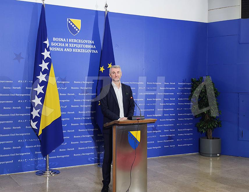 САРАЈЕВО, 29. ДЕЦЕМБРА /СРНА/ - Савјет министара данас је у Сарајеву усвојио меморандум о разумијевању са Уједињеним Арапским Емиратима о признавању возачких дозвола, што ће олакшати грађанима БиХ који бораве у тој земљи, рекао је у Сарајеву министар комуникација и транспорта Един Форто.